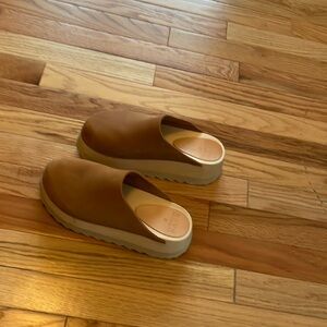 Bryr clogs size 8